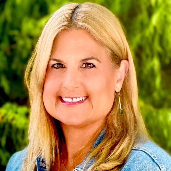 Meet your Posher, Rebecca - Picture 1 of 8